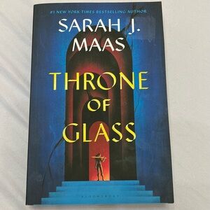‘Throne of Glass’ paperback by Sarah J. Maas